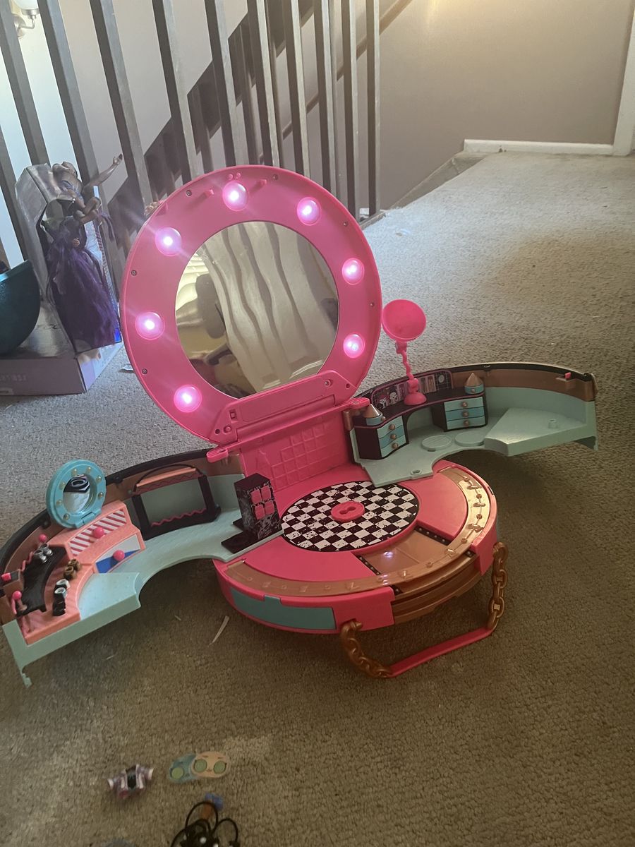 LOL Surprise Hair Salon With Some Accessories