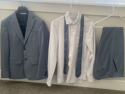 Young Men's 36R Michael Kors Suit With No-Iron Dress Shirt & Tie