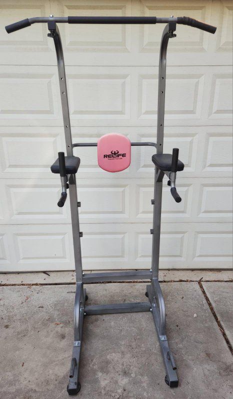 Pull up bar station