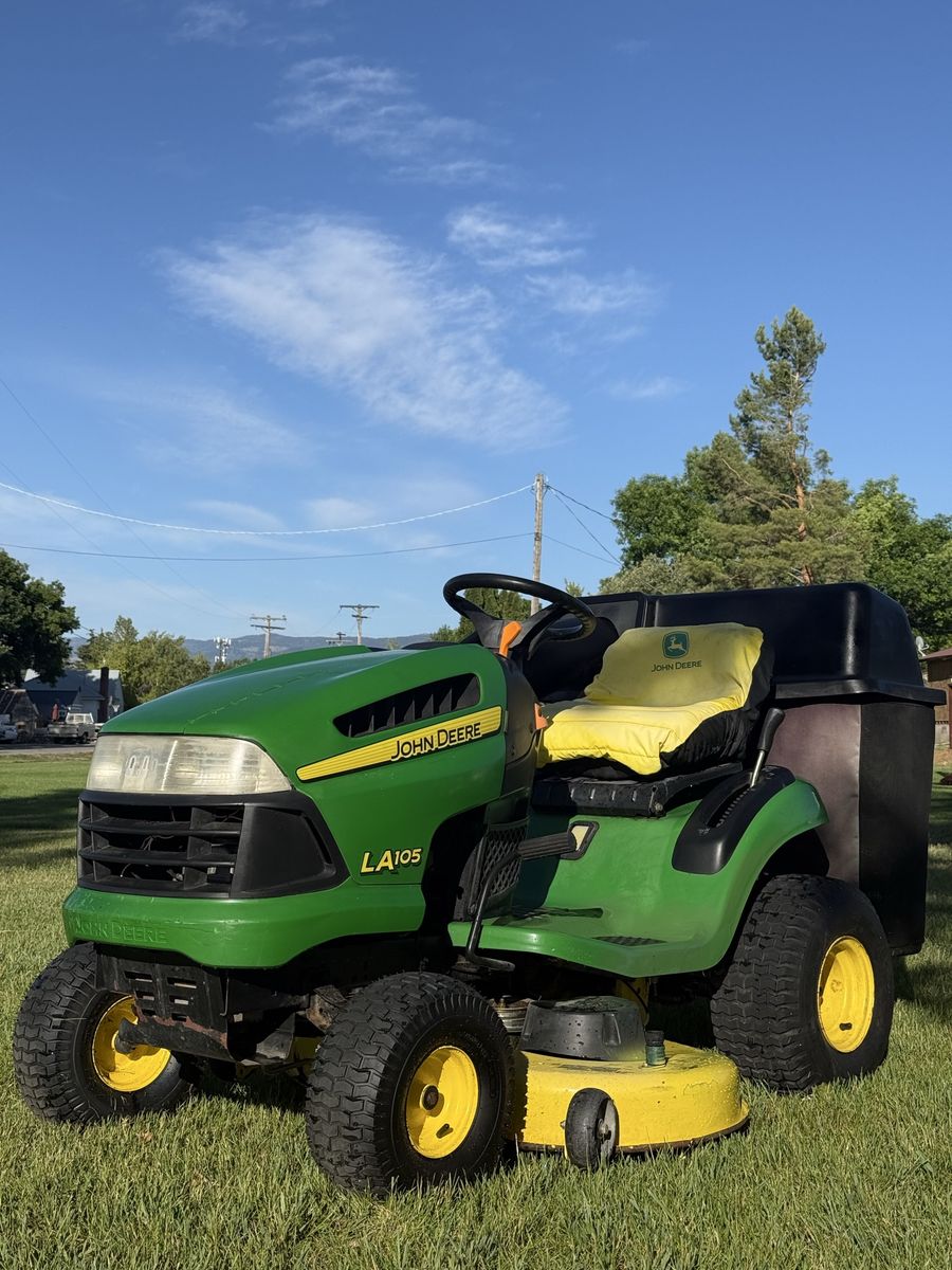 John Deere LA105 Riding Lawn Mower w/ Twin Bagger