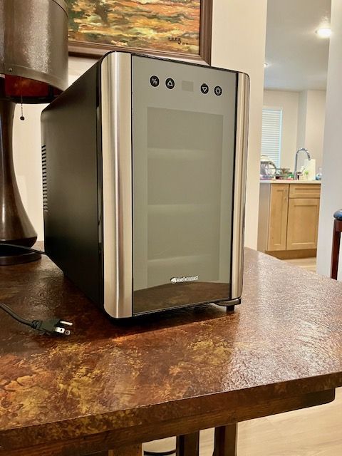 Wine Fridge / Cooler - 6 Bottles (Mint Condition)