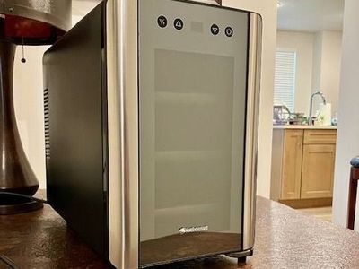 Wine Fridge / Cooler - 6 Bottles (Mint Condition)