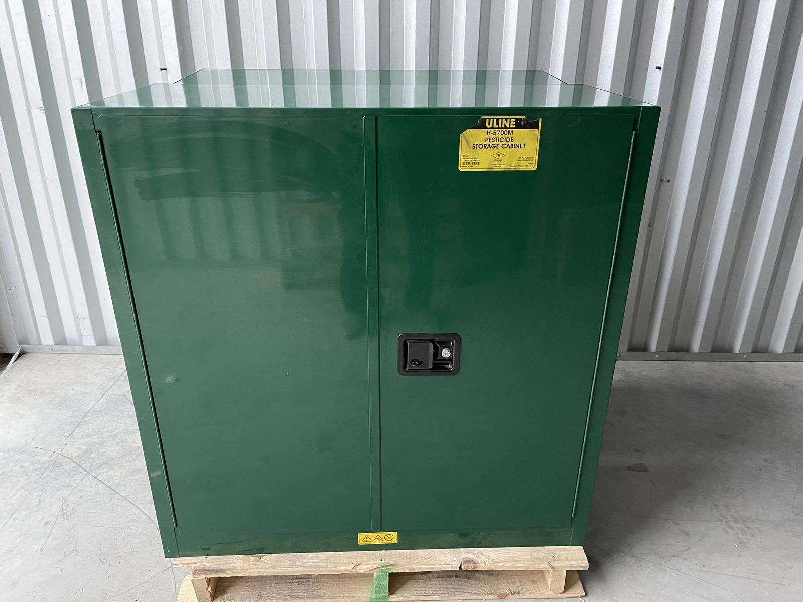 Uline H-5700 Chemical/Pesticide safety cabinet