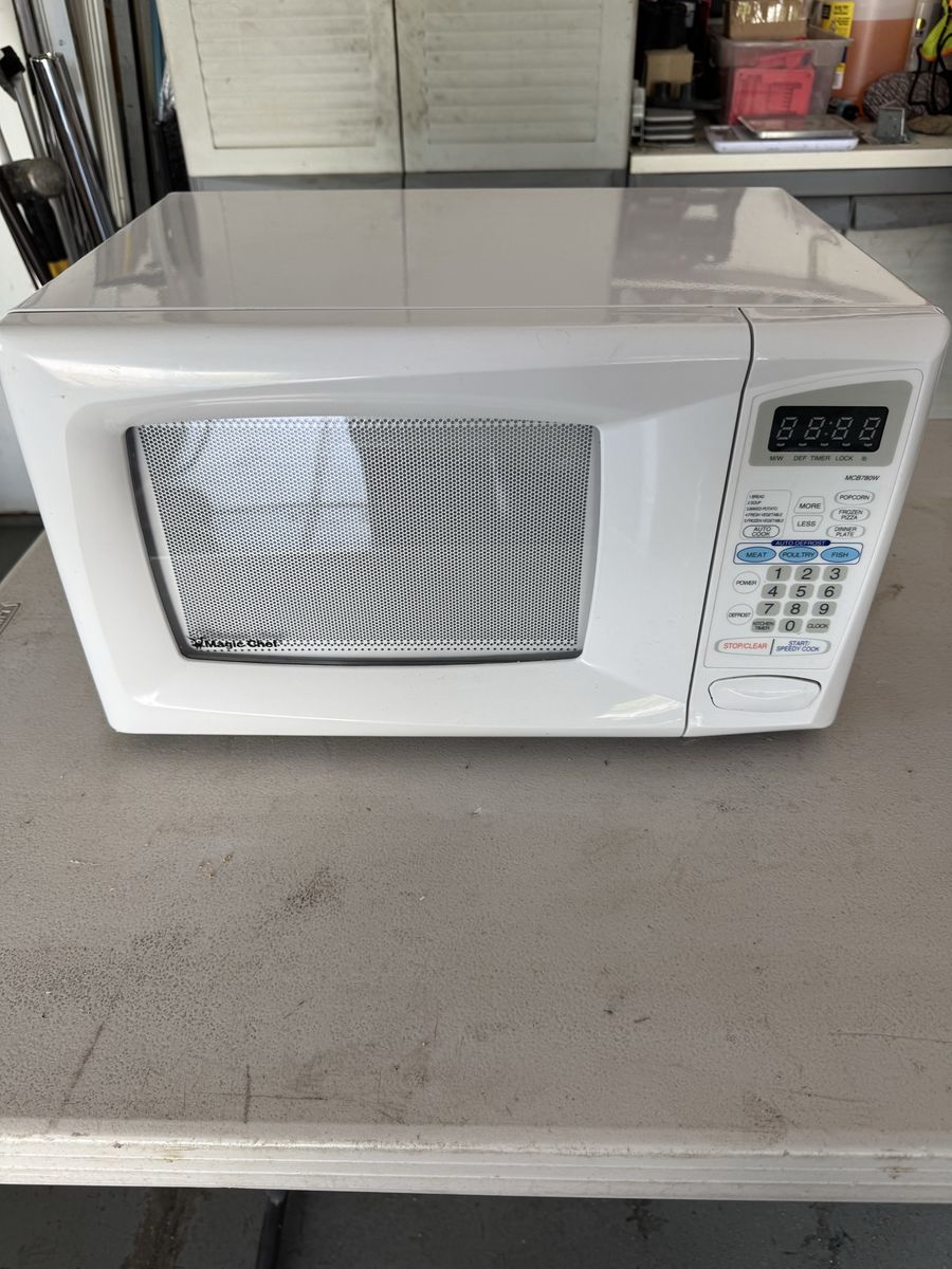 Magic Chef MCB780W Compact Countertop Microwave Oven - White