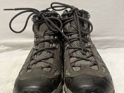 Oboz women’s size 9 grey, leather/mesh with purple trim, hiking boots