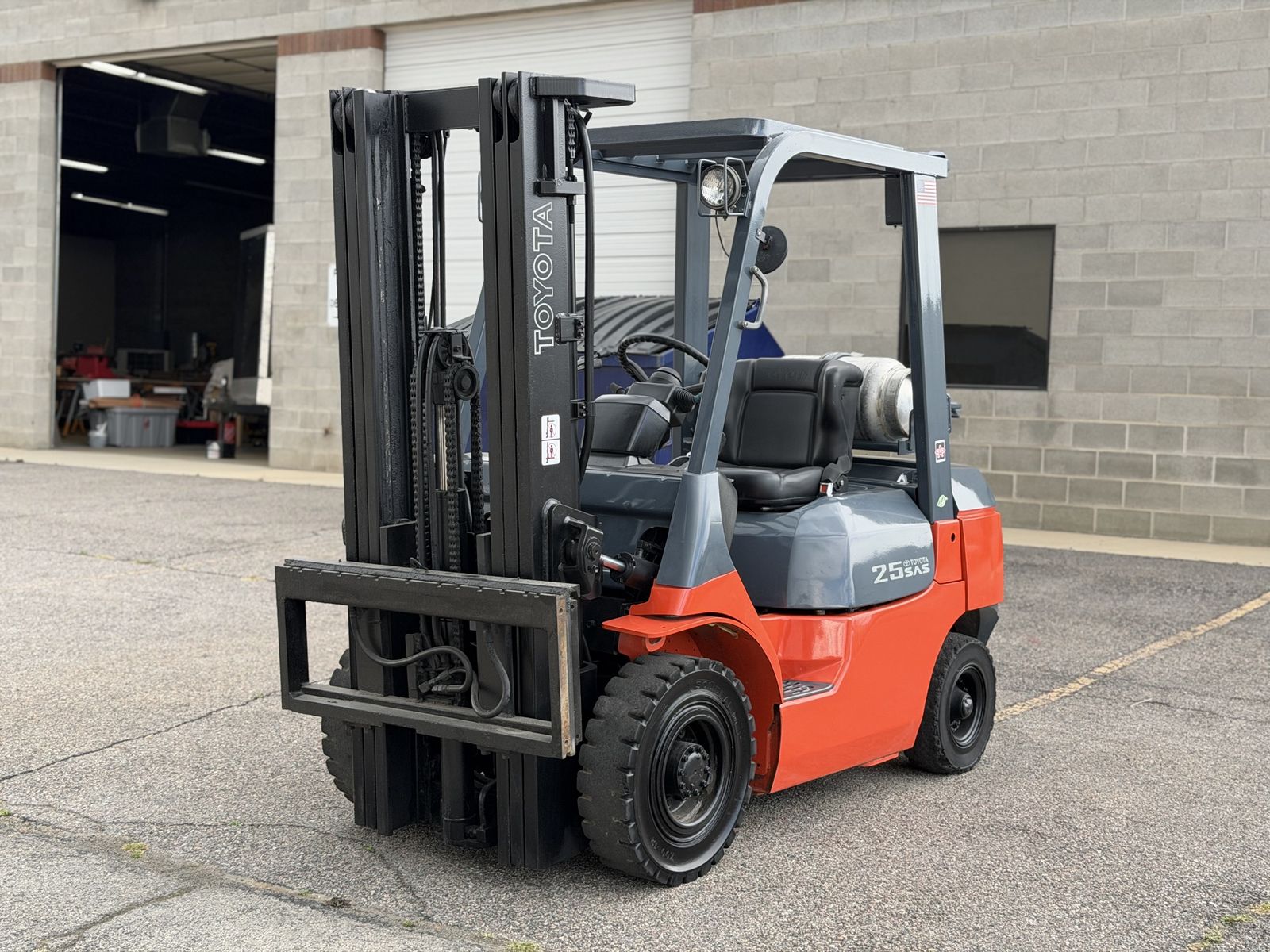 TOYOTA FORKLIFT TRIPLE STAGE MAST WITH SIDESHIFT 5000 LB LIFT PNEUMATIC TIRE