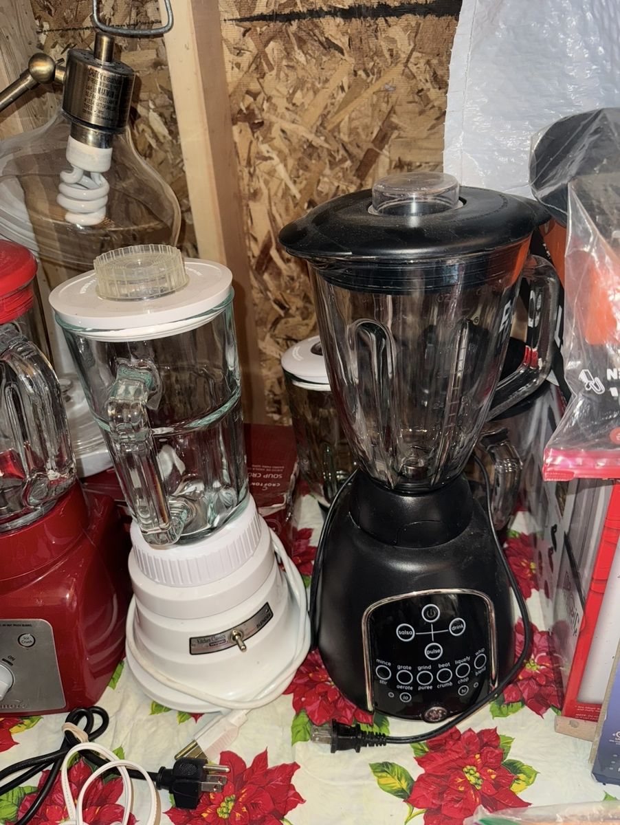 Kitchen  classic Waring and GE  glass blender