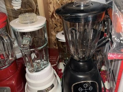 Kitchen classic Waring and GE glass blender