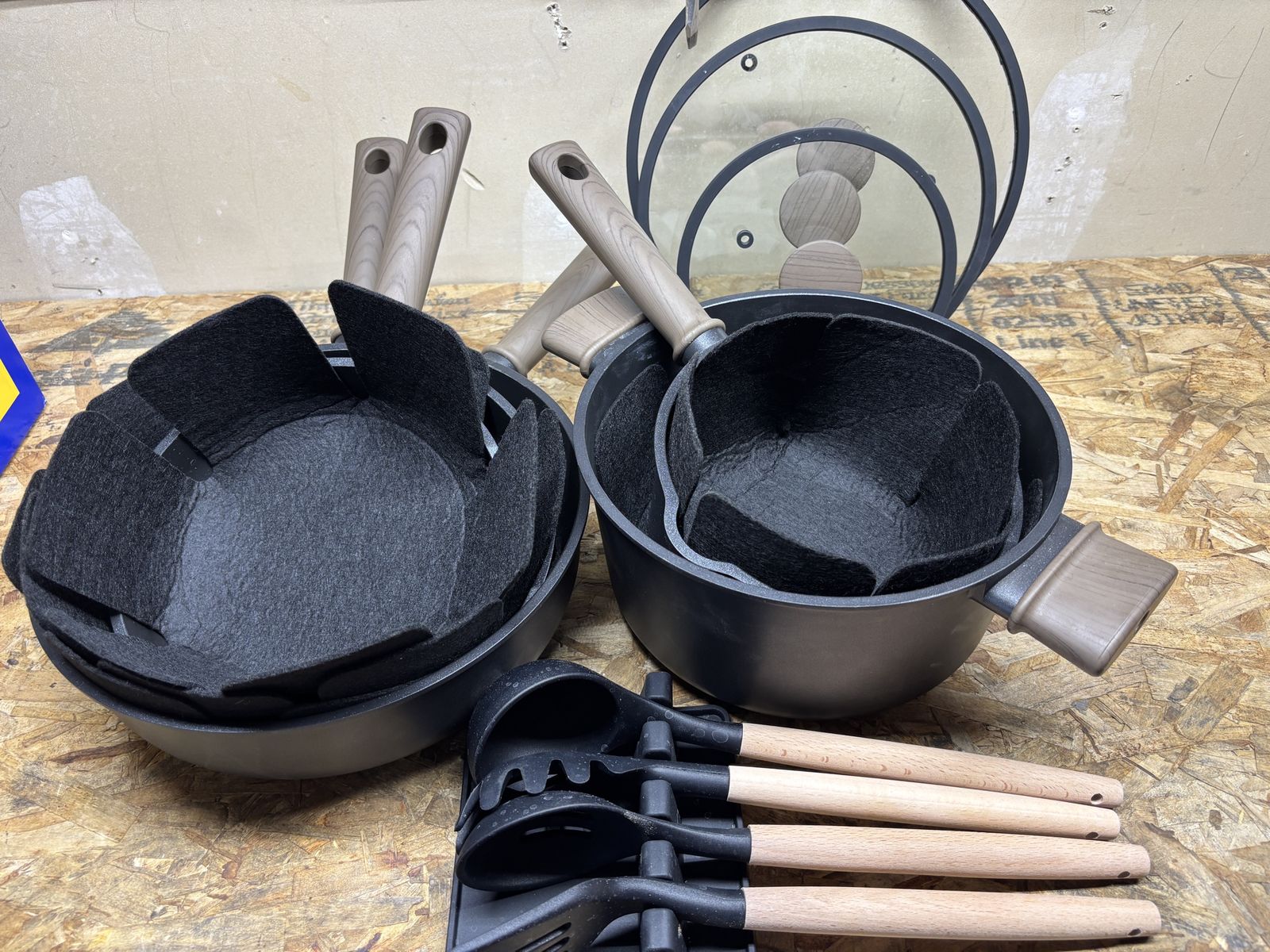 New CAROTE 18-Piece Ceramic Cookware Set – $50