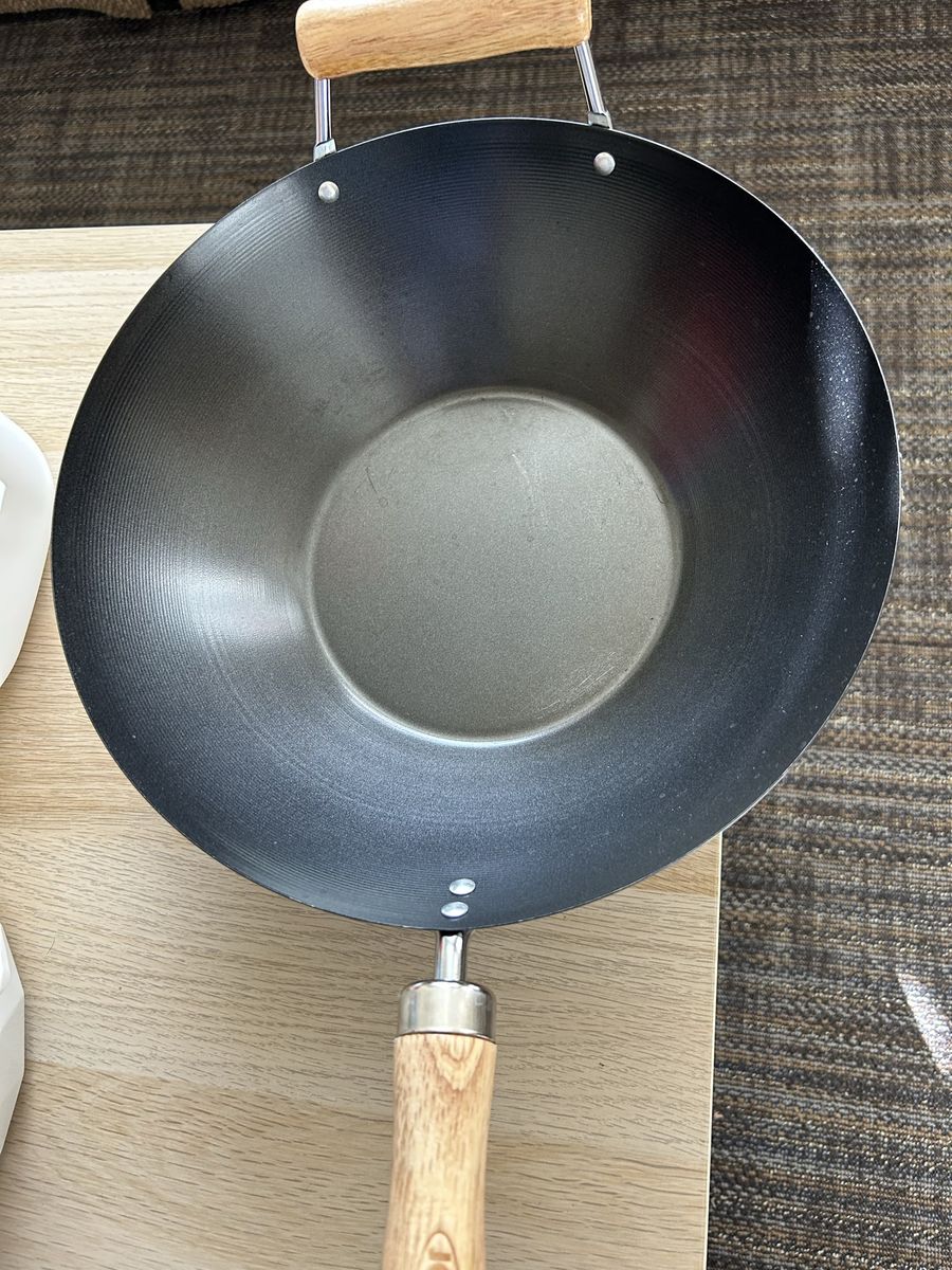 New Wok Pan with Wooden Handle - Versatile Stir-Fry Cookware for Your Kitchen