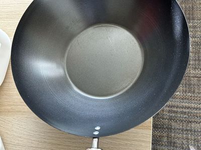 New Wok Pan with Wooden Handle - Versatile Stir-Fry Cookware for Your Kitchen
