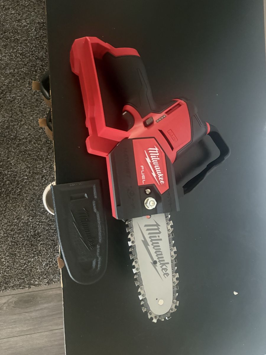 Milwaukee M12 FUEL Hatchhet Pruning Saw with Scabbard