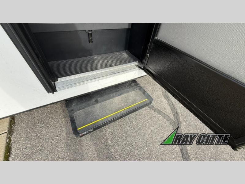 Main image 32