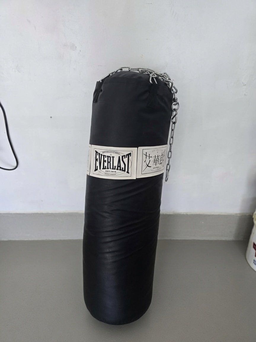 Everlast Black Heavy Bag Punching Bag Training Equipment with Chains