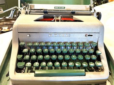 VINTAGE 1950's ROYAL QUIET DELUXE MANUAL, PORTABLE TYPEWRITER IN CASE
