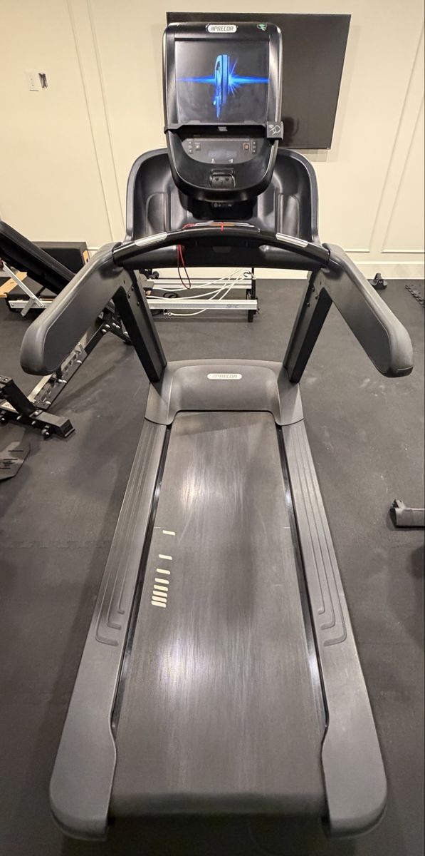 Precor TRM 885 Commercial Series Treadmill - P82 Console - Excellent Condition