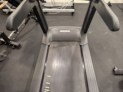 Precor TRM 885 Commercial Series Treadmill - P82 Console - Excellent Condition
