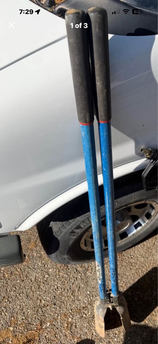 Post Hole Digger Manual Blue Handles Hand ToolGREAT CONDITION   CASH ONLY!