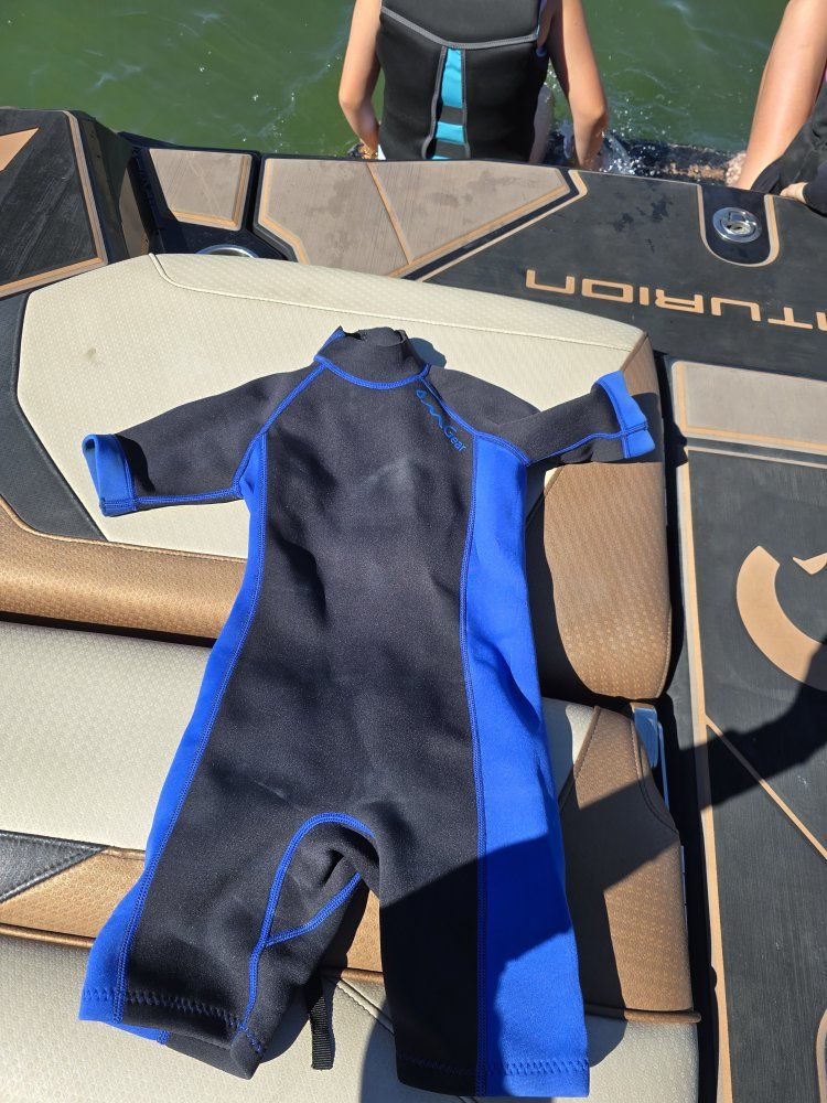 kids wet suit size 8
