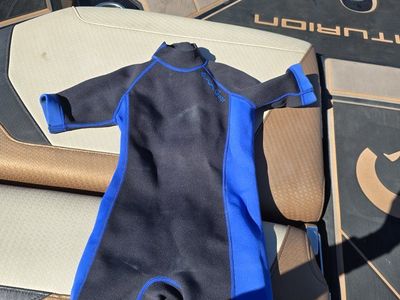 kids wet suit size 8