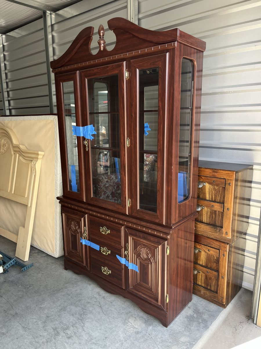 China cabinet/hutch