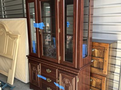 China cabinet/hutch