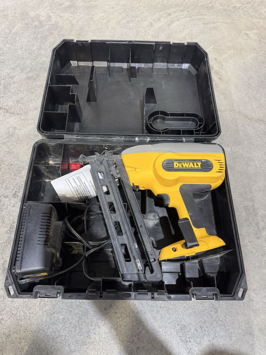 DEWALT DCN680D1 20V MAX XR 18 Ga Brad Nailer Kit w/ Battery & Charger - Excellent Condition