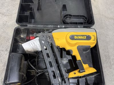 DEWALT DCN680D1 20V MAX XR 18 Ga Brad Nailer Kit w/ Battery & Charger - Excellent Condition
