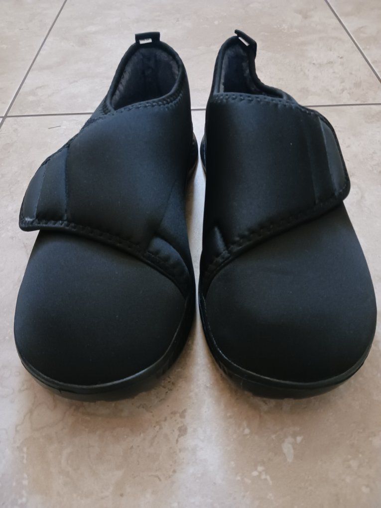 Men's shoes size 11 1/2 for diabetics or use as slippers.