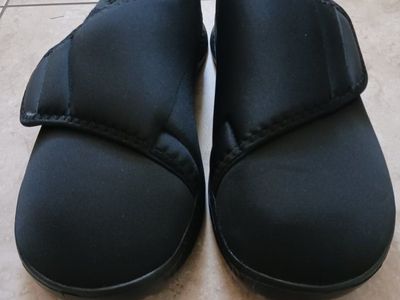 Men's shoes size 11 1/2 for diabetics or use as slippers.