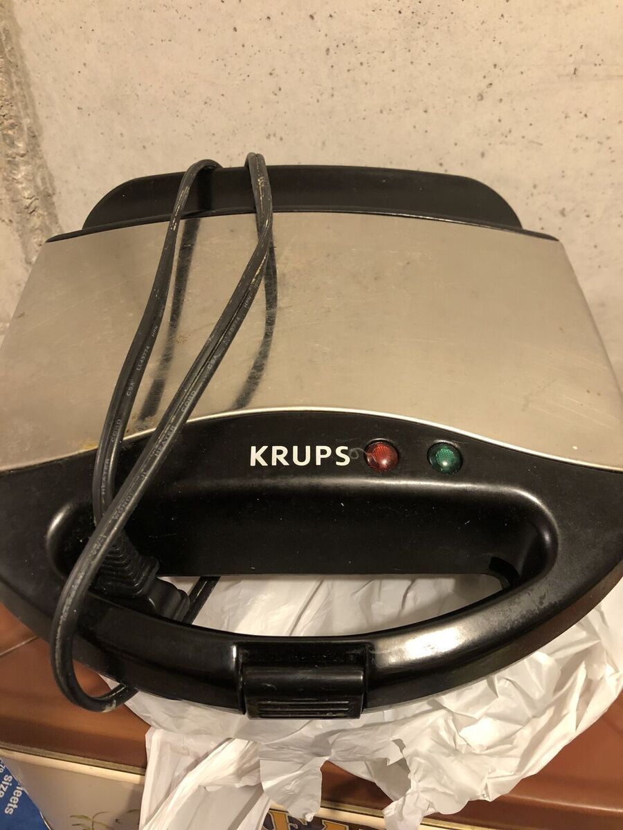 Kitchen items, waffle iron
