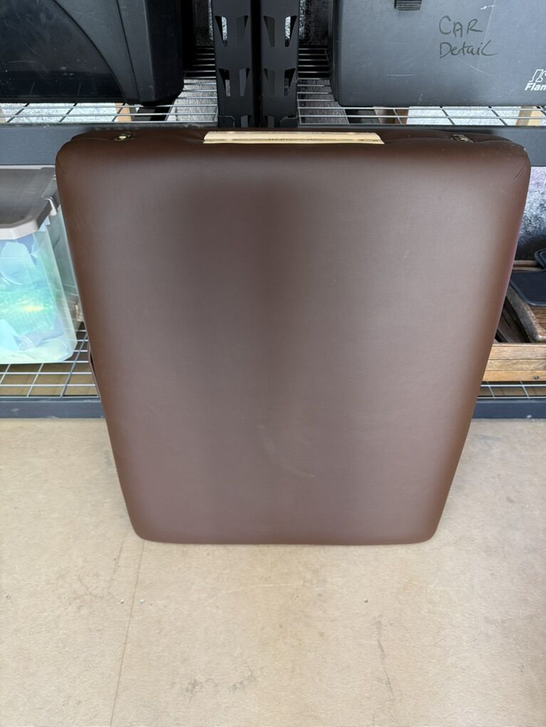 Earthlite Alumnis Massage Table