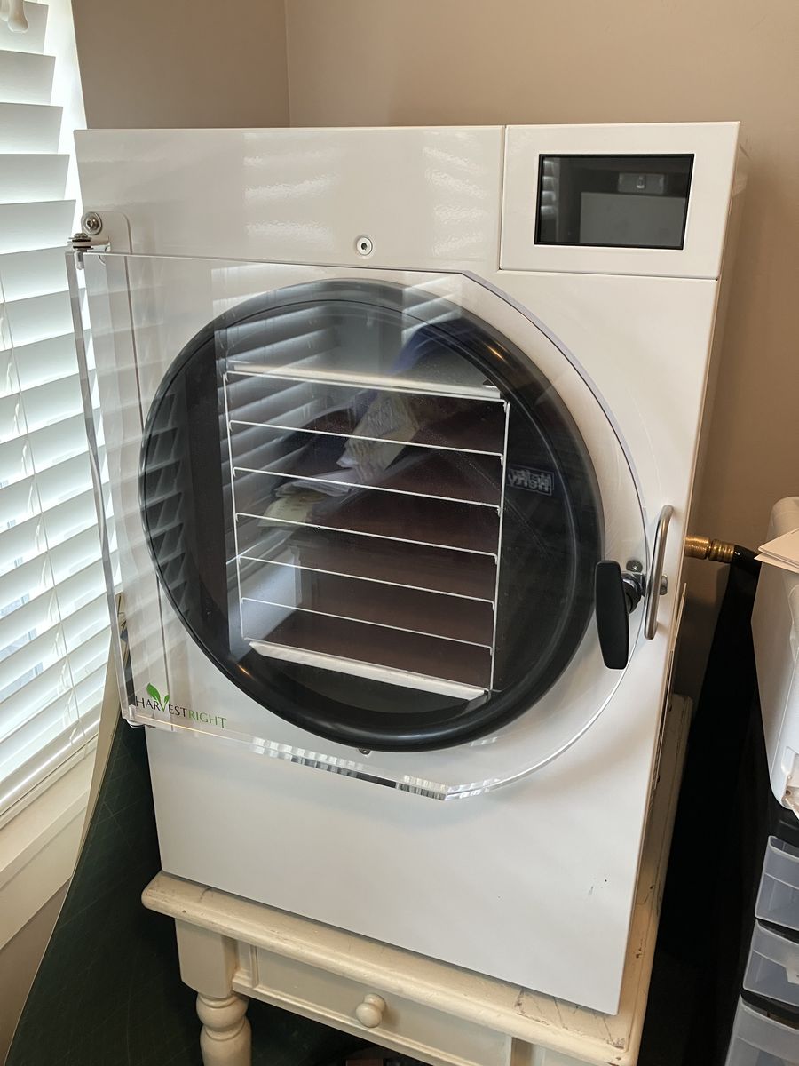 2025 - Like New - Harvest Right Freeze Dryer - New Version LARGE 6 Shelf - (110v)