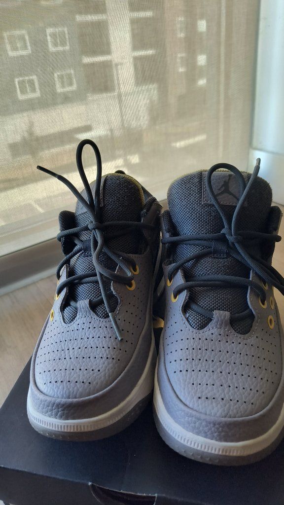 Jordan Max Aura Gray/Black Sneakers