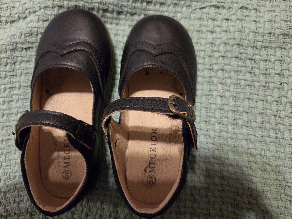 Girl's black dress shoes