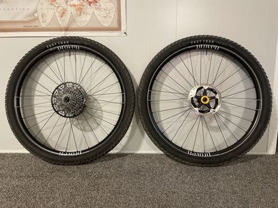 Hunt Race XC 29’ Carbon Wheelset (complete set)
