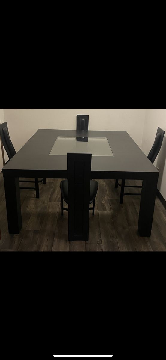 GORGEOUS HIGH END DINING TABLE