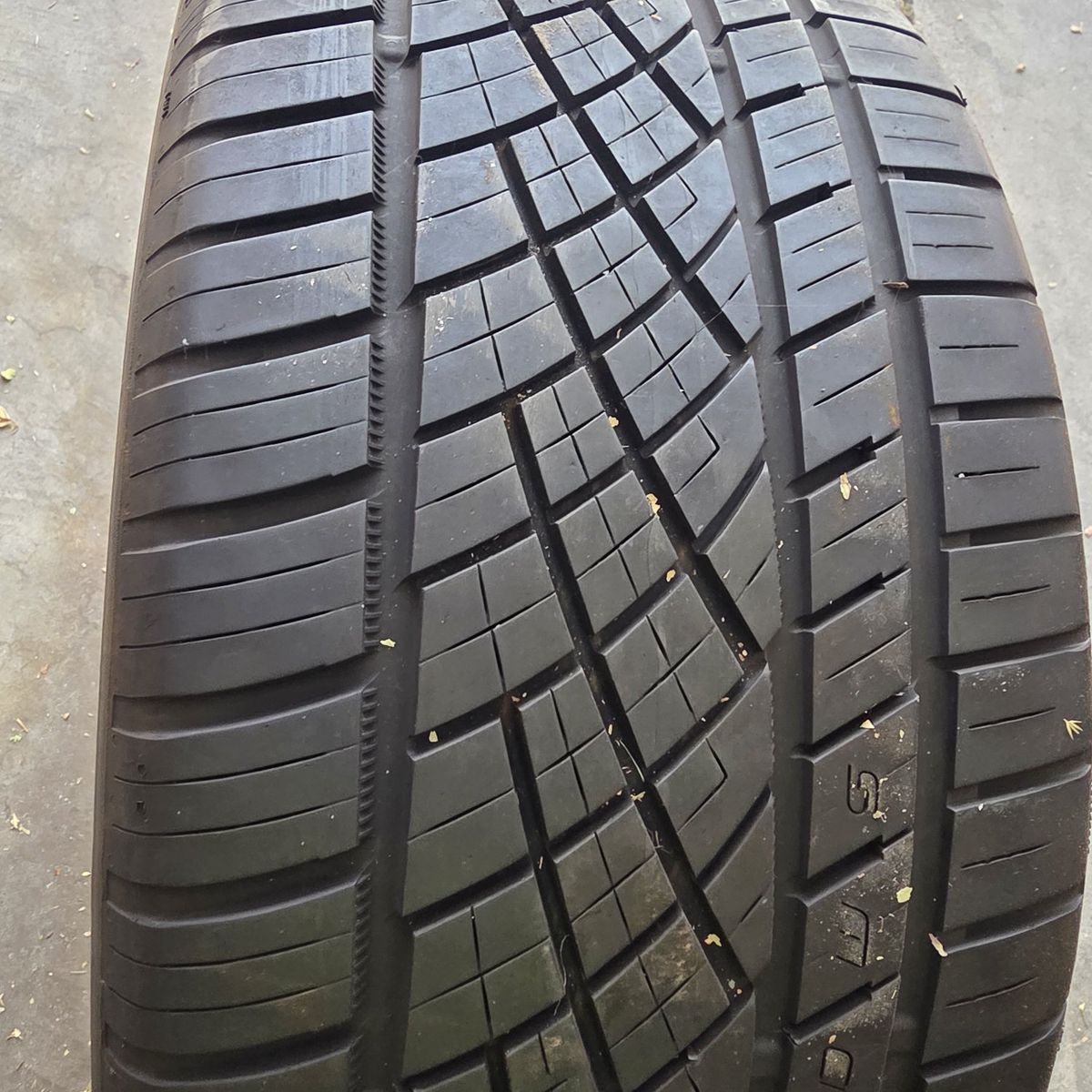 One 255/40R19 Continental DWS tire