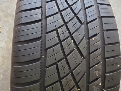 One 255/40R19 Continental DWS tire