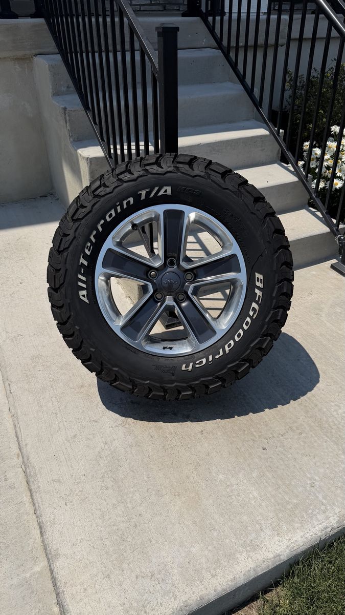 Jeep Wrangler Rims and Tires 275/65R18 Bfgoodrich Ko3 Load E Almost new