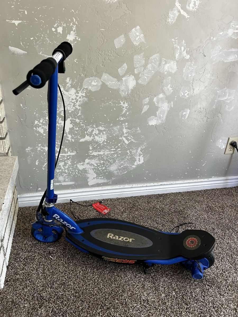 Razor E200 Blue Electric Scooter - Pre-owned, Great Condition, Fun for Kids