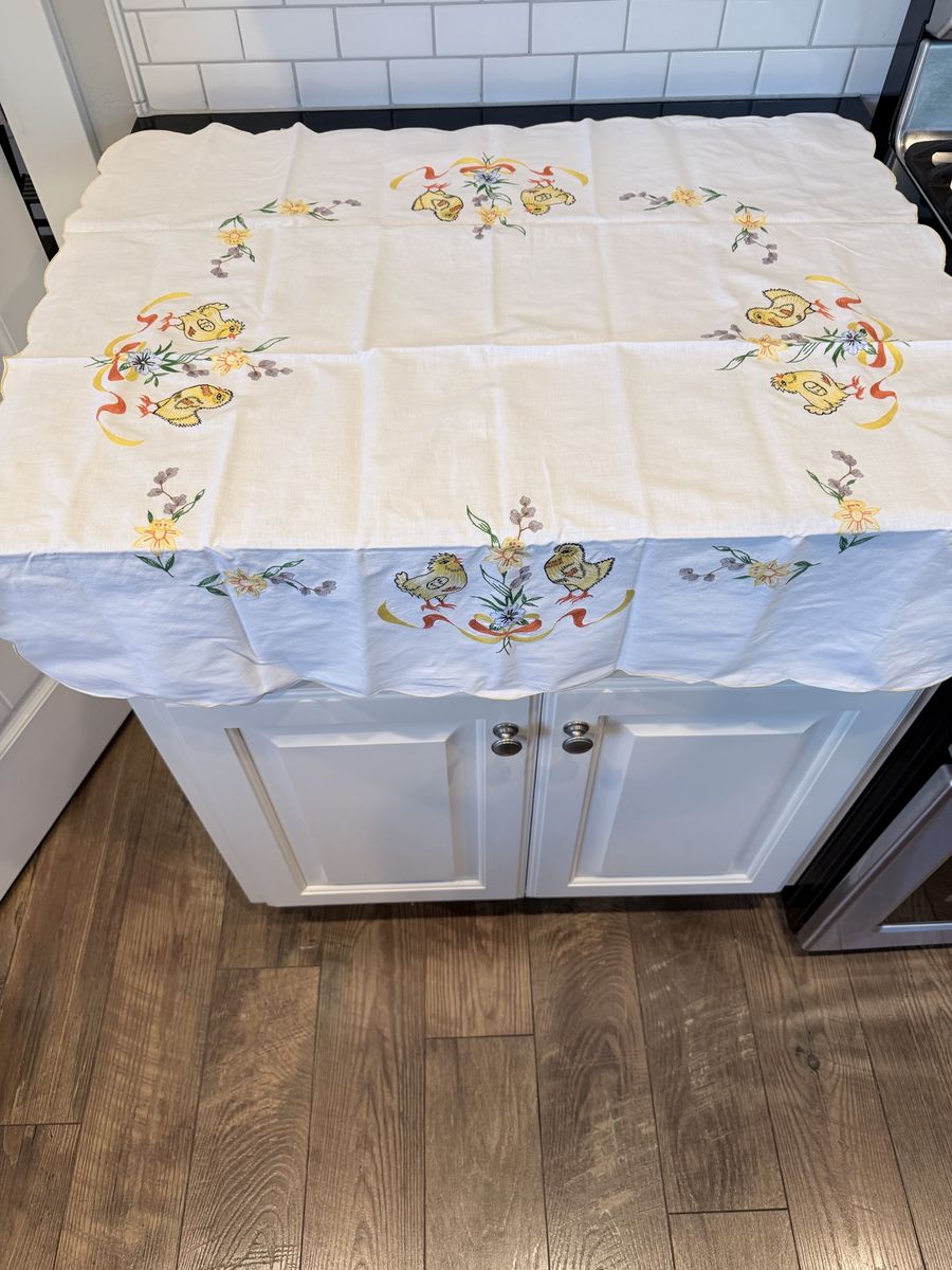 Vintage Embroidered Chick Flower Tablecloth