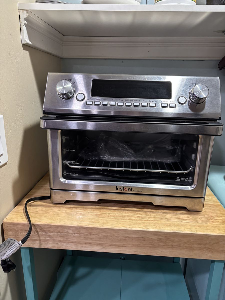 Instant Omni Plus Toaster Oven and Air Fryer with Owners Manual!