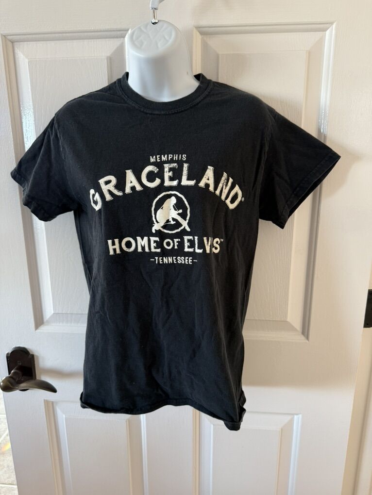 Graceland home of Elvis t-shirt size small