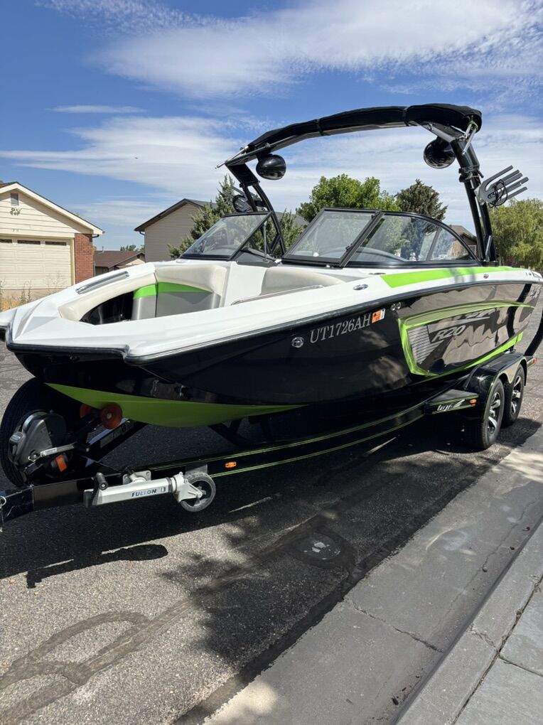 2013 Tige R-20 surf and wakeboard boat