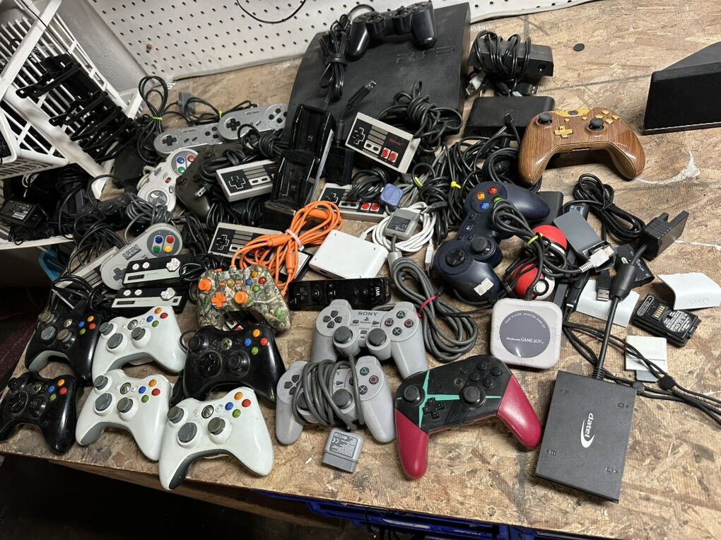 Video Game Misc LOT (Mostly Controllers)