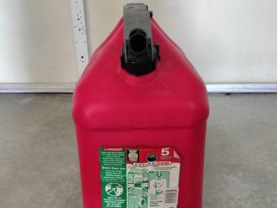 Blitz Enviro-Flo 5 Gallon Red Plastic Gasoline Container