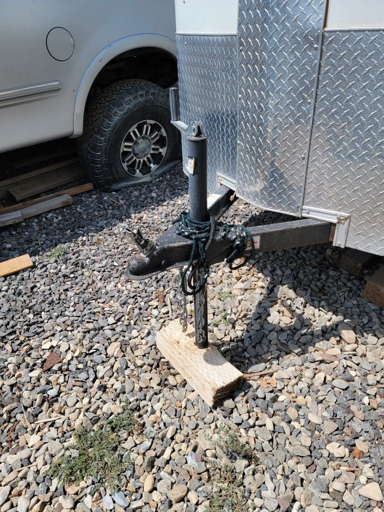 Single-Axle White Enclosed Cargo Utility Trailer with Diamond Plate Trim 5 x 8