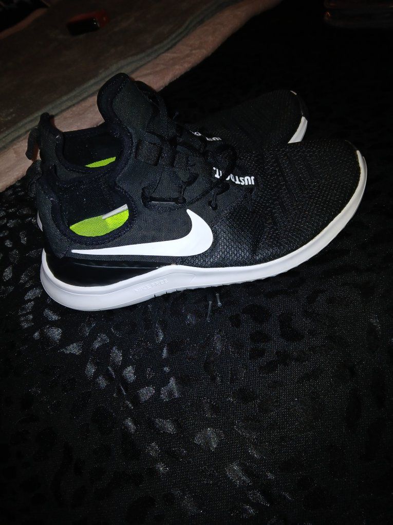 Women's Nike Free RN Black & White Running Shoes - Size 9