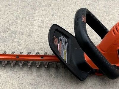 22" Black + Decker electric Hedge Trimmer